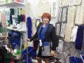 Елена из компании Леона клининг примеряет жилет на выставке в Новосибирске